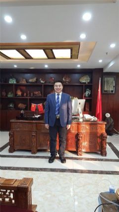 許寶平董事長在辦公室向仕龍集團同事們新年致辭