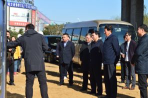 許寶平董事長與市長潘利國一起視察工地