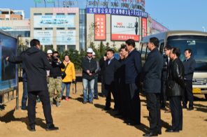 許寶平董事長與市長潘利國一起視察工地