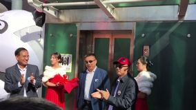 仕龍集團董事長許寶平與沈陽副市長合影