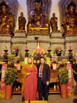 仕龍集團董事長與大明寺高僧合影