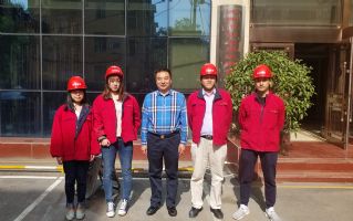 仕龍集團董事長許寶平與企業員工合影