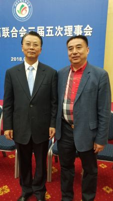 仕龍集團董事長許寶平與沈陽市僑商聯合會會長李秀石合影