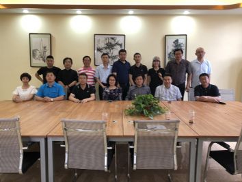 仕龍集團董事長許寶平與沈陽市僑商俱樂部成員合影