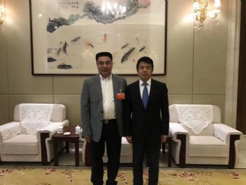 仕龍集團董事長許寶平與泰州市長史立軍合影