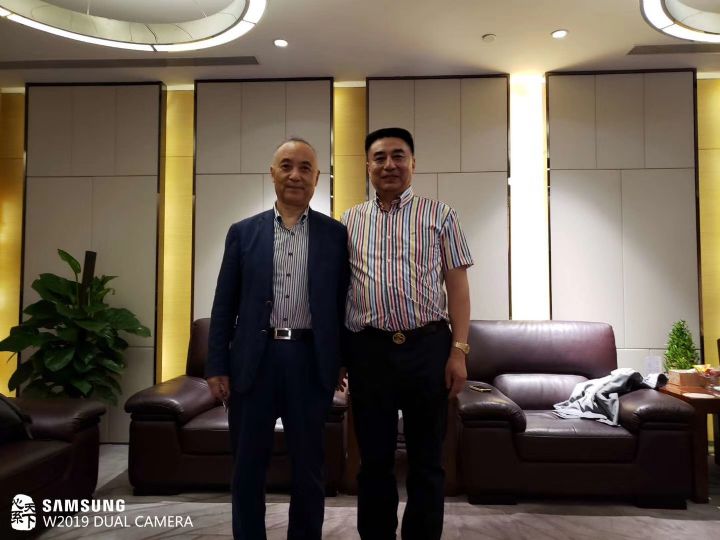 仕龍集團董事長許寶平與香港華忠石油董事長曹元石合影