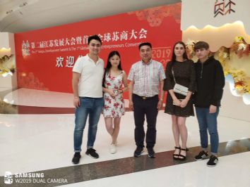 仕龍集團董事長許寶平與家鄉政商朋友合影