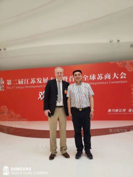 仕龍集團董事長許寶平與法國巴黎阿爾諾合影