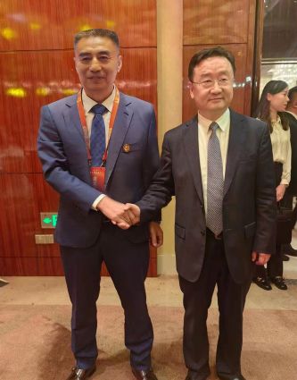 董事長許寶平與沈陽市市委書記王新偉合影