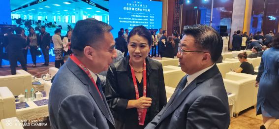 仕龍集團董事長許寶平與錦州市委書記劉克武、遼寧省江蘇商會會長劉慶合影