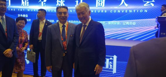 仕龍集團董事長許寶平與遼商總會會長、東軟集團集團董事長劉積仁合影